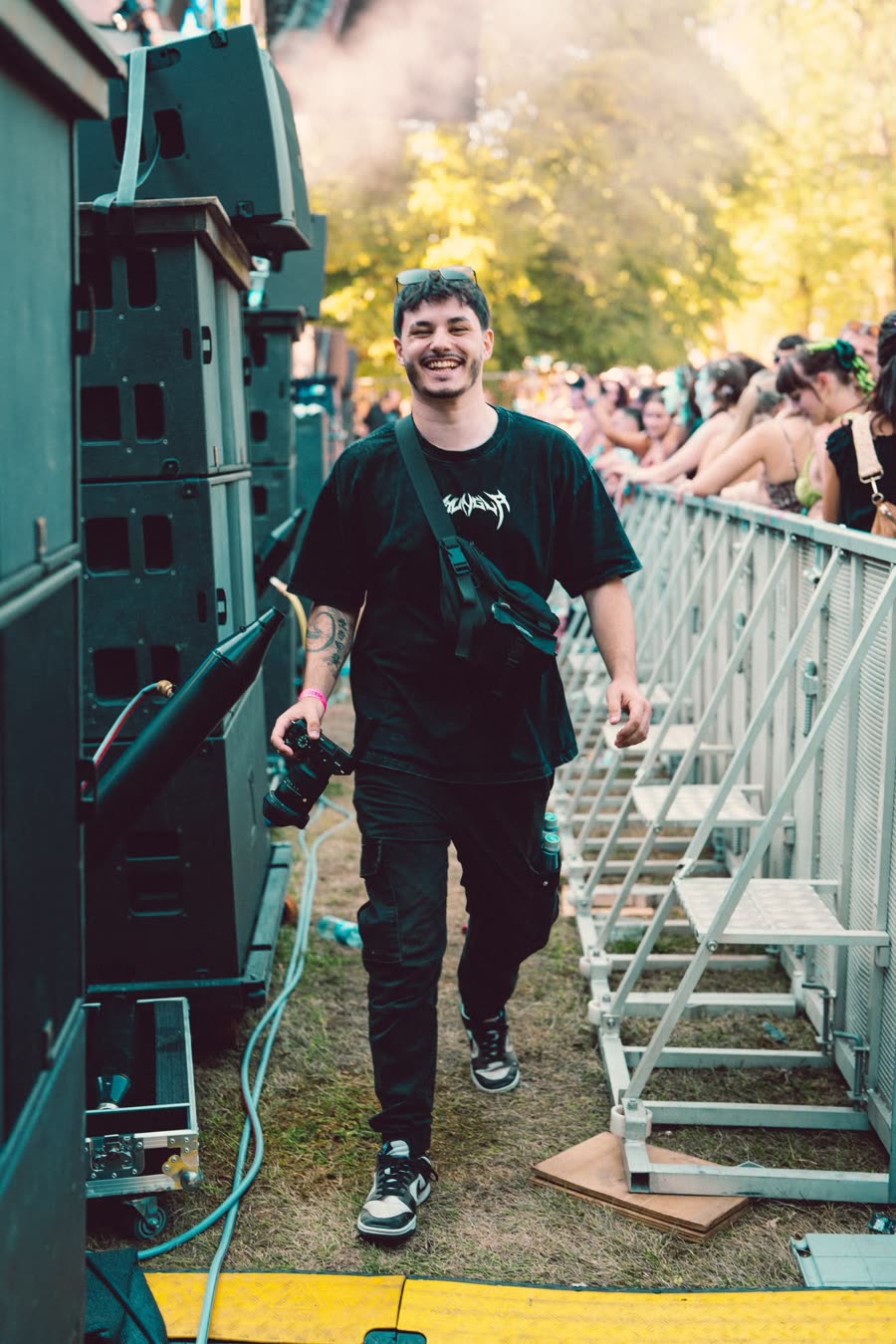 Tim Schmidt als Eventfotograf hinter einer Festivalbühne in Sindelfingen