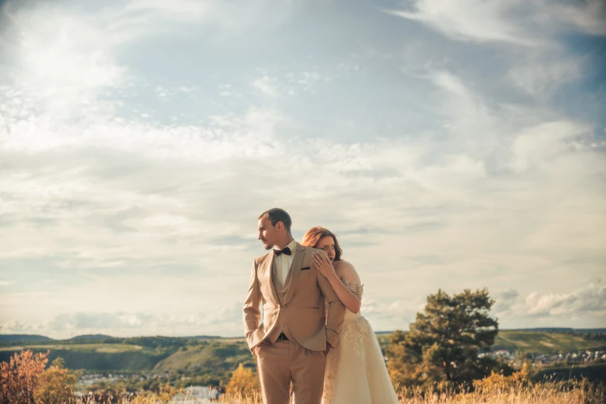 Paar beim After-Wedding-Shooting vor weiter Landschaft im warmen Abendlicht