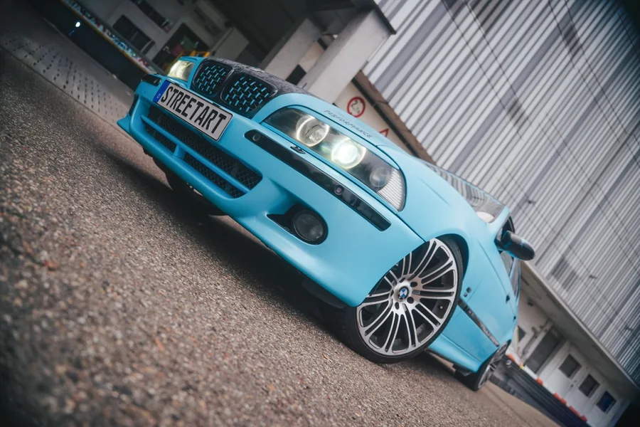 Blauer BMW im Need-for-Speed-Look aus tiefer Perspektive