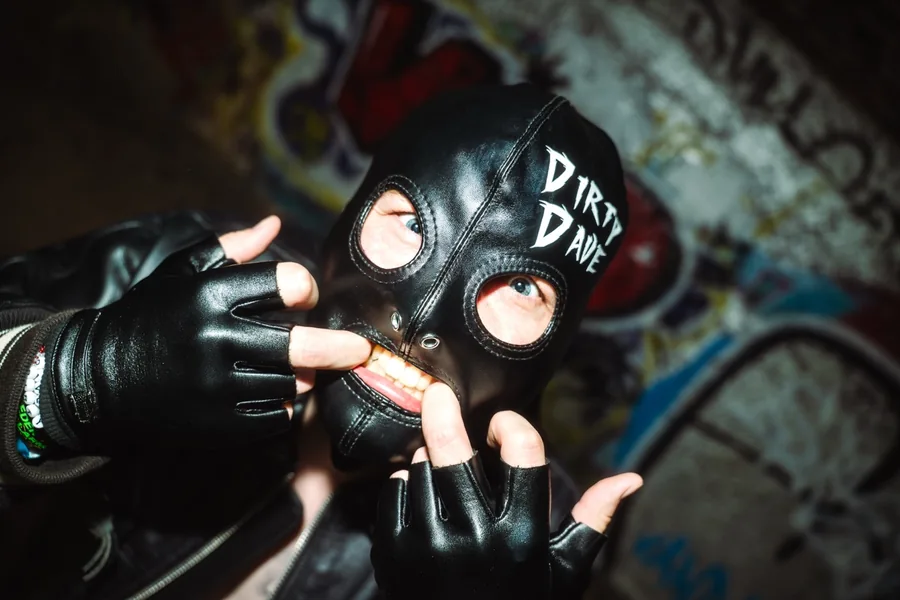 Dirty Dave Artist-Portrait mit Maske