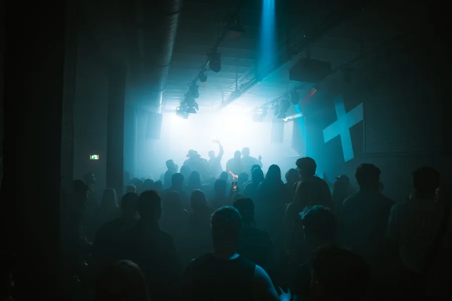GaAaS und Crowd im blauen Clublicht bei Rave Intoxication