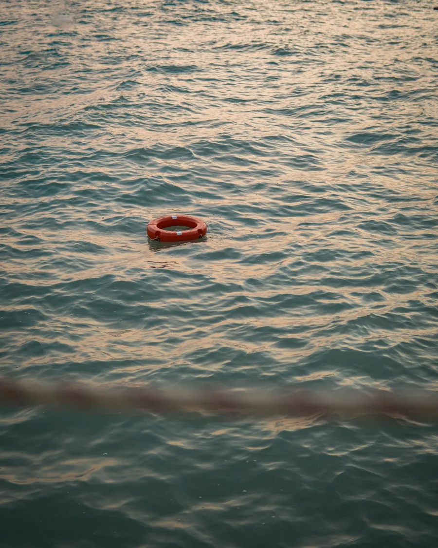 Rettungsring am Meer mit ruhiger Atmosphäre