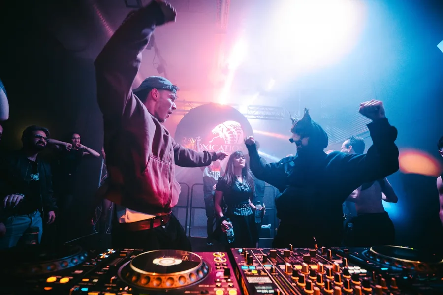 Lucasso und FoxTune bei ihrem B2B-Set bei Rave Intoxication