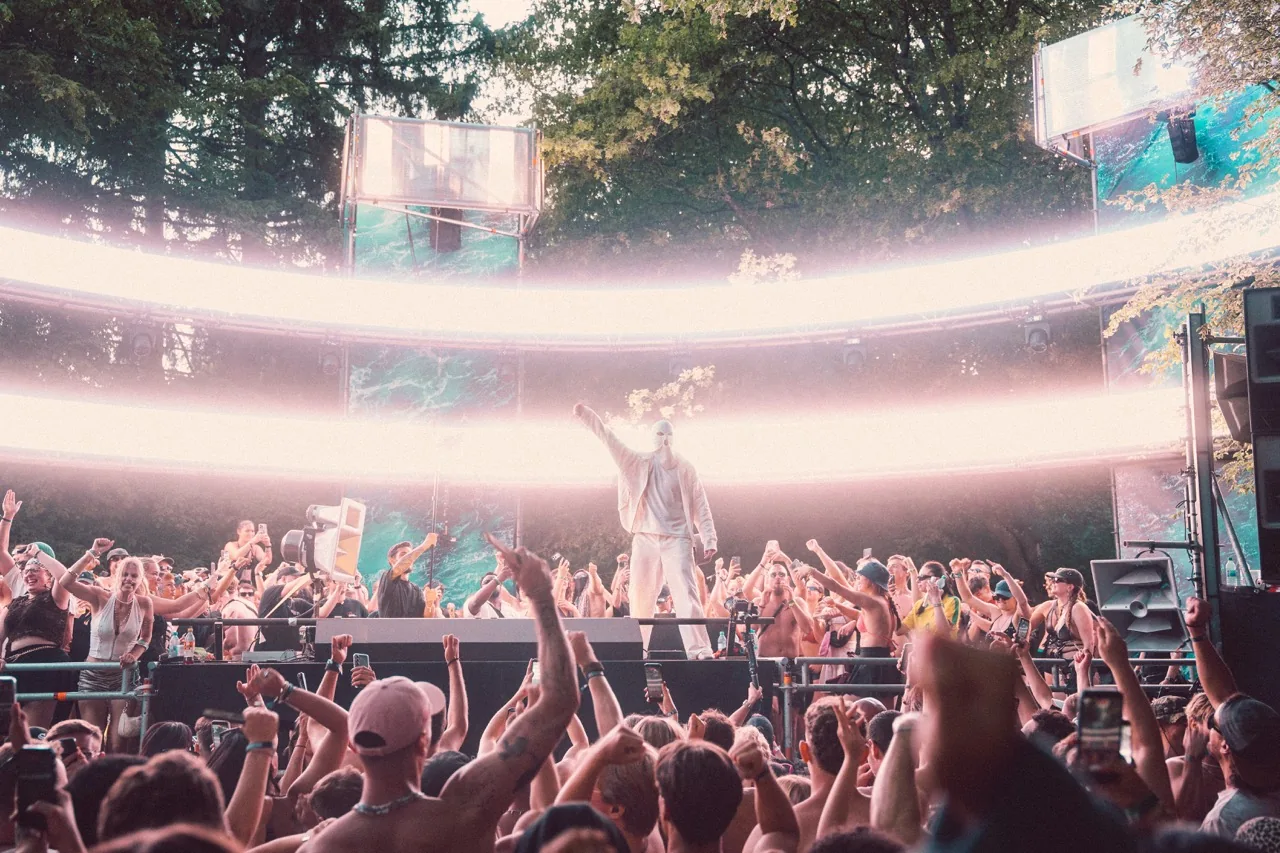 Natte Visstick auf der Bühne des WET Festivals, umgeben von Publikum und Lichtspuren