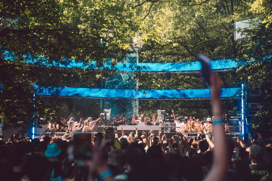 DJ Dreckisch auf der Bühne vor der Crowd beim WET Festival 2026 in Sindelfingen