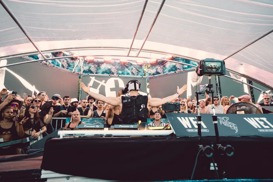 Holy Priest vor der Crowd beim WET Festival